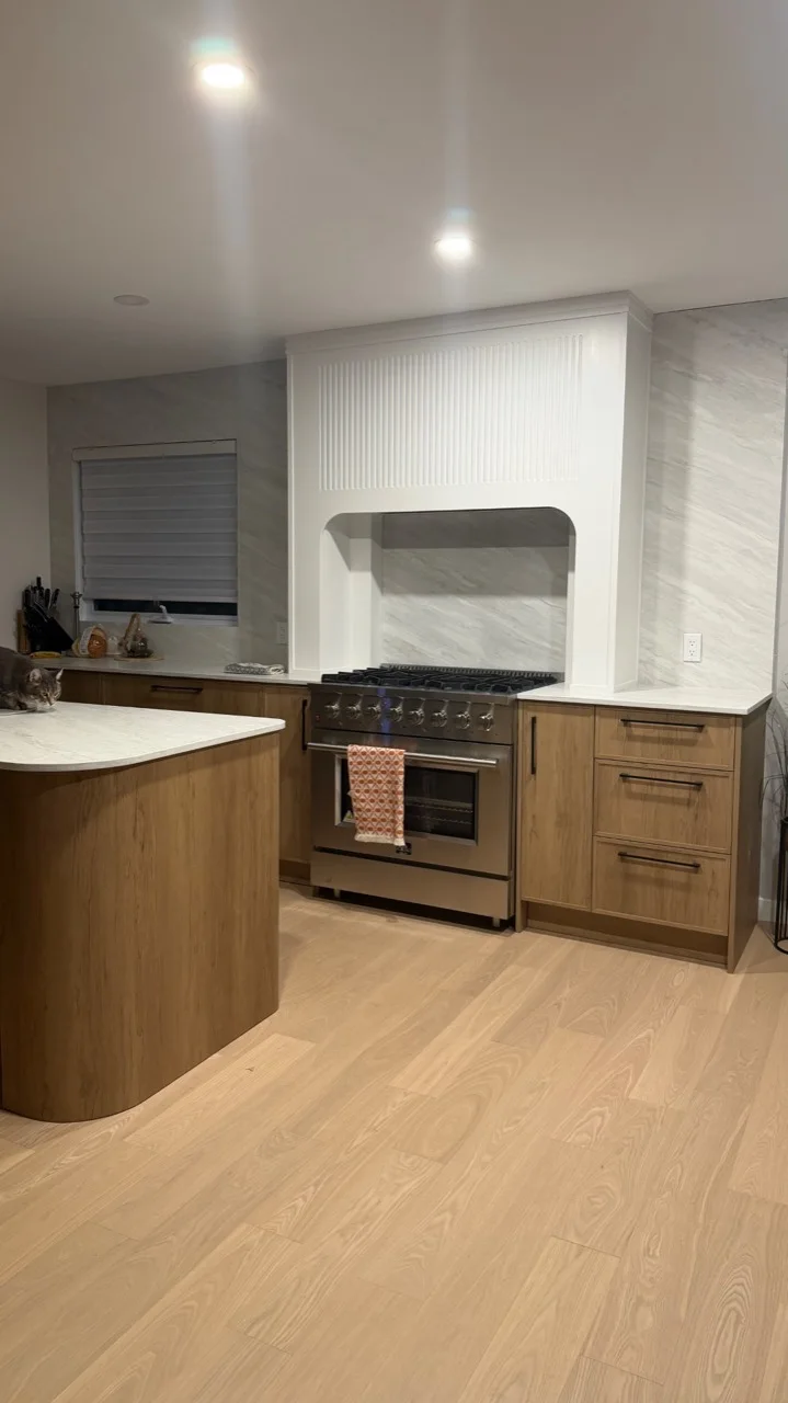Îlot arrondi avec surface claire dans une cuisine sur mesure